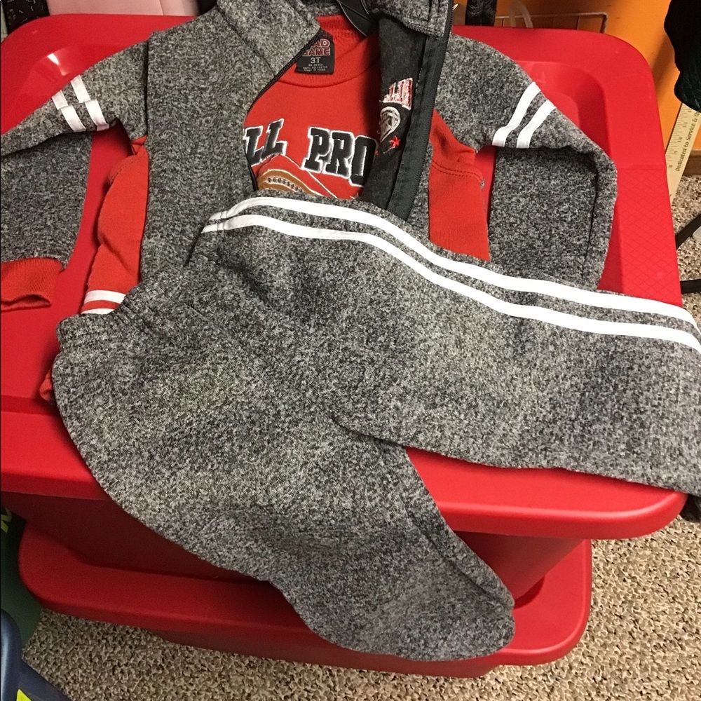 MAD GAME Boy’s 3 pieces, sweat pants, sweat shirt, and a vest sz 3T gray & red